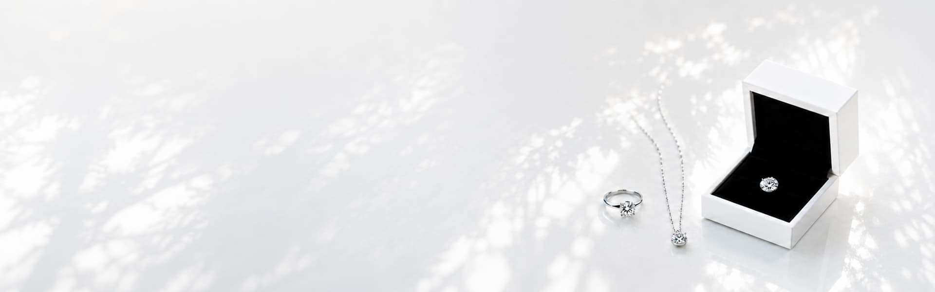 ネックレスとリングが入ったジュエリーケース